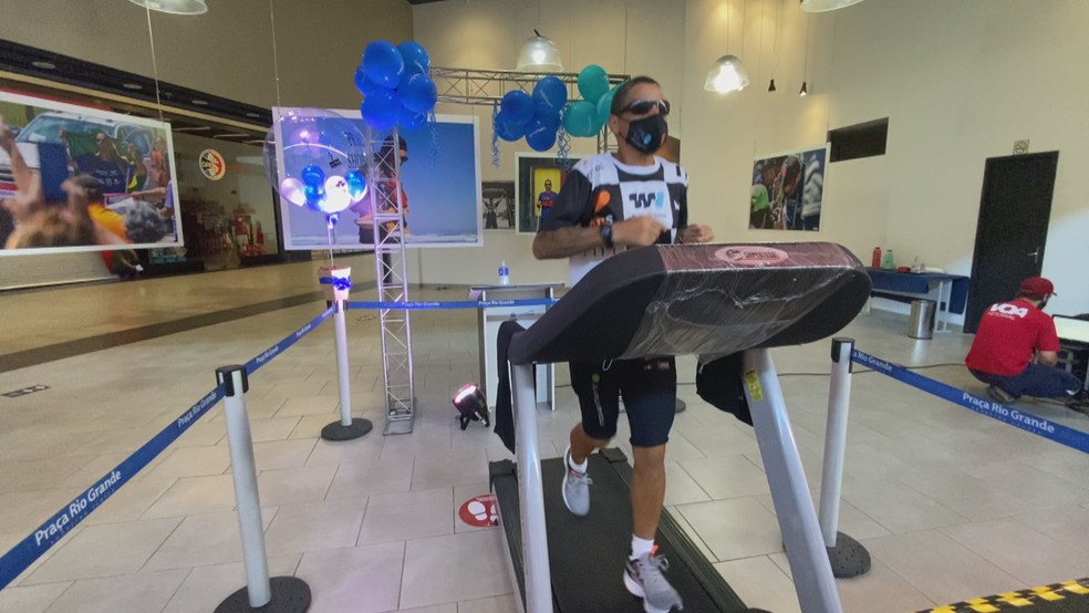 Depois de correr por sete horas em esteira atleta paralímpico arrecada 500 kg de alimentos 