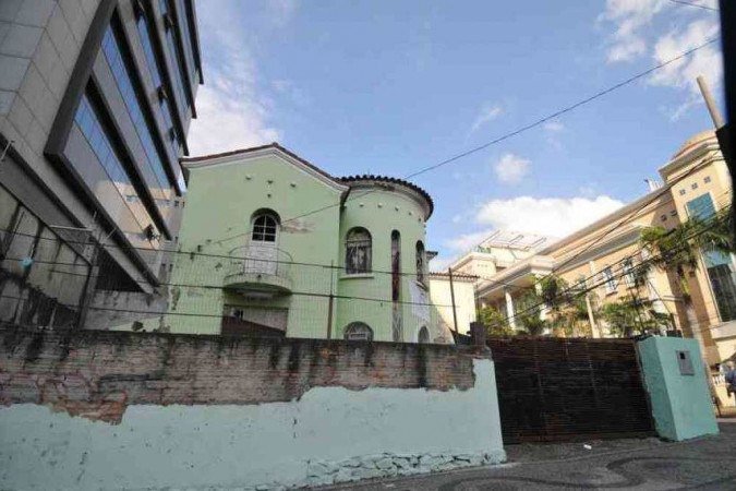 Famílias sem-teto ocupam casarões abandonados 