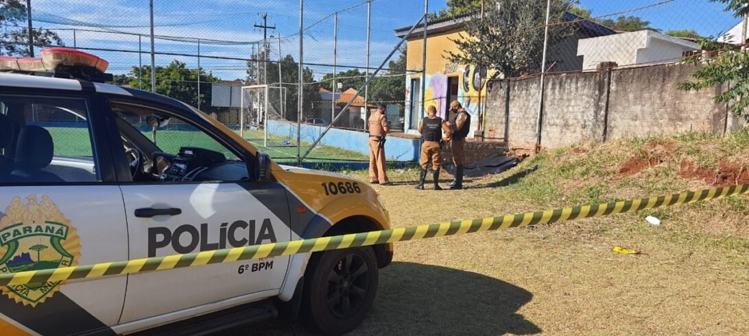 Homem é encontrado morto em campo de futebol 