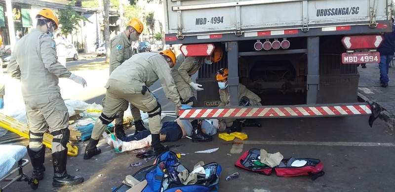 Em Dourados homem é atingido por uma carga de pisos 