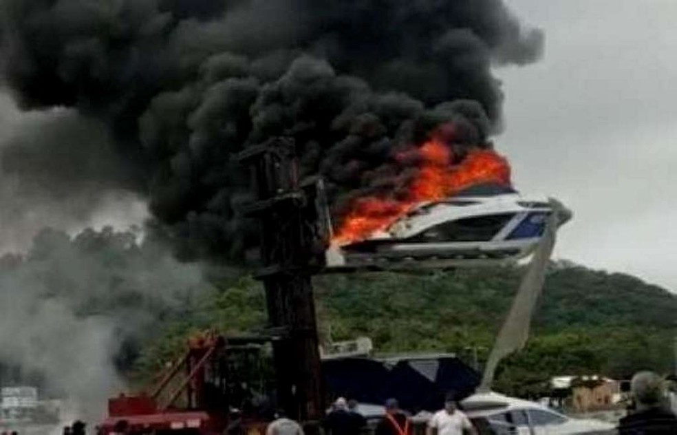 Em SC lancha é atingida por incêndio 
