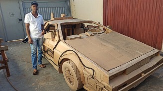 Em cidade de MS homem constrói carro de papelão em tamanho real 
