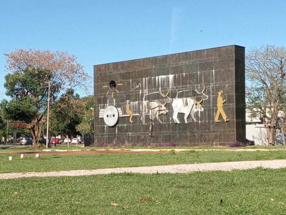 Monumento carro de boi nunca foi restaurado, e o local está destruído por vândalos 
