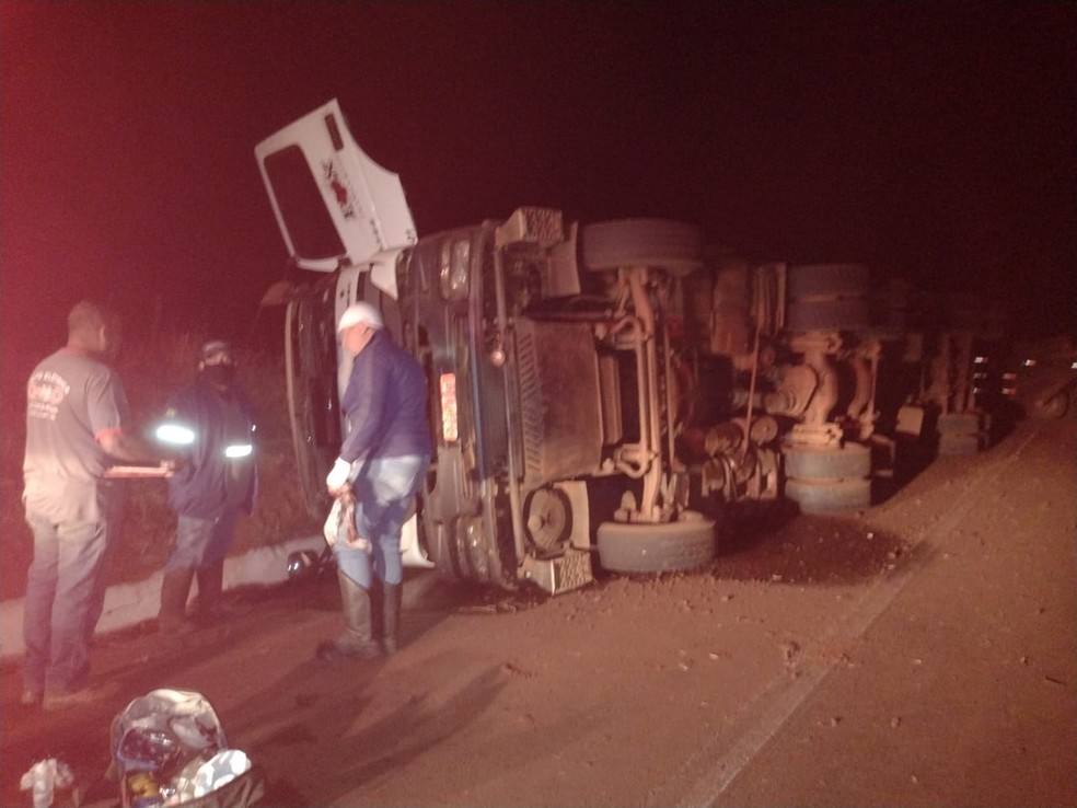Carreta tomba e motorista fica ferido em MS