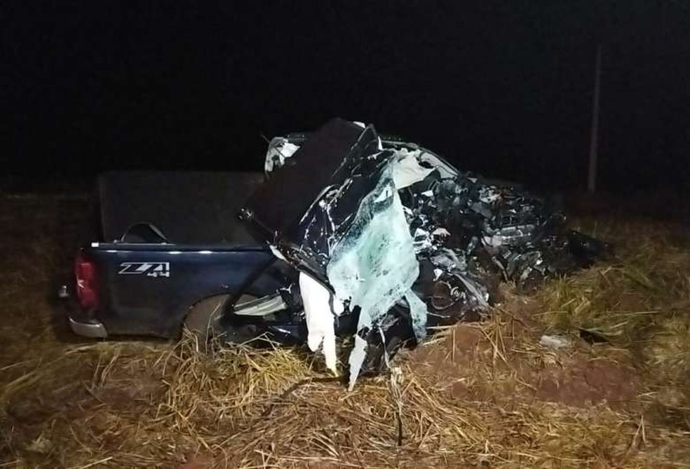 Homem morre após colidir a sua camionete com caminhão reboque 