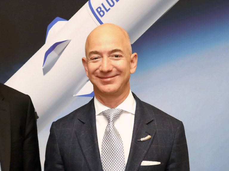 Jeff Bezos, homem mais rico do mundo, completa viagem ao espaço