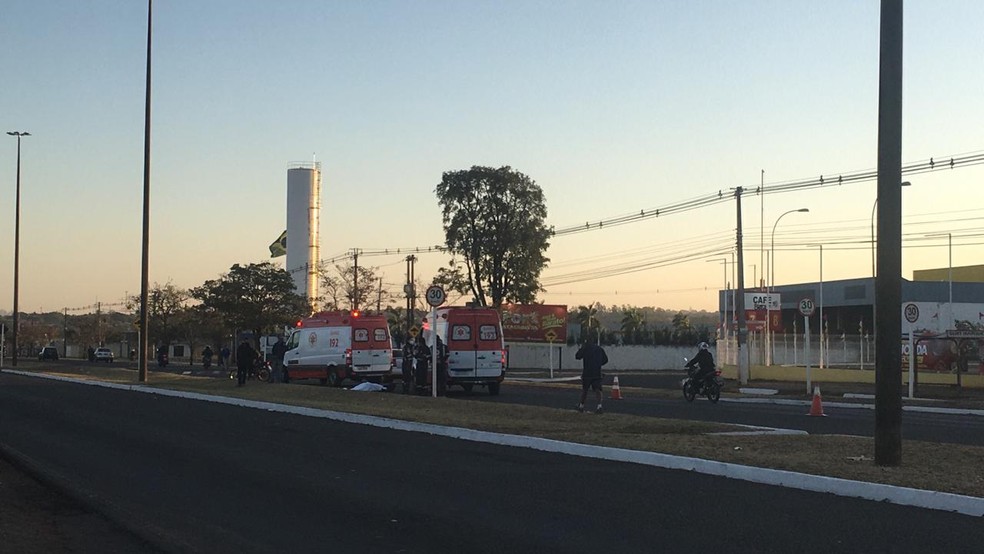 Homem morre atropelado em frente a mercado 