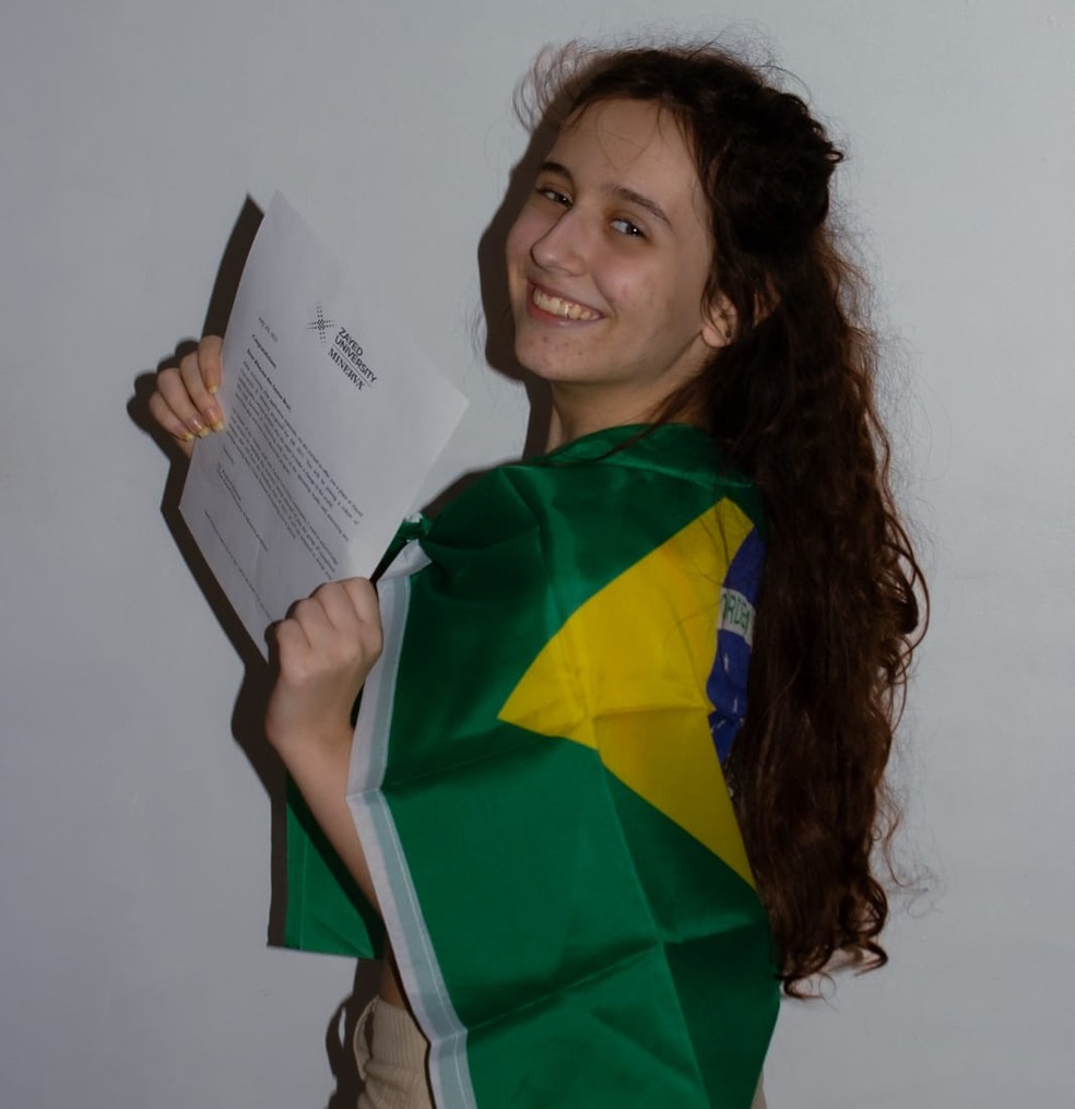 Ex-aluna de escola pública ganha bolsa em 10 universidades internacionais