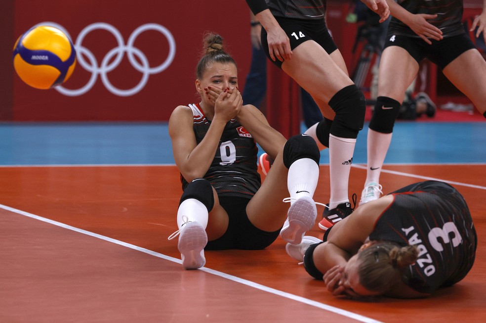  Jogo com choque de cabeças entre as turcas Meliha Ismailoglu e Cansu Ozbay nas Olímpiadas.