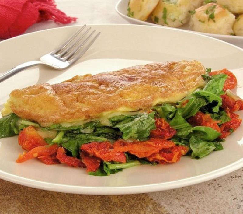 Omelete com rúcula e tomate seco