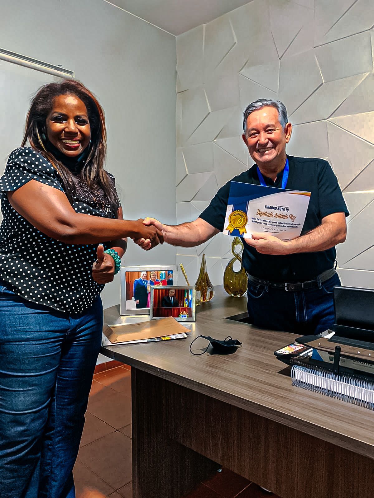 Deputado Antonio Vaz é homenageado com Medalha Cidadão Nota 10