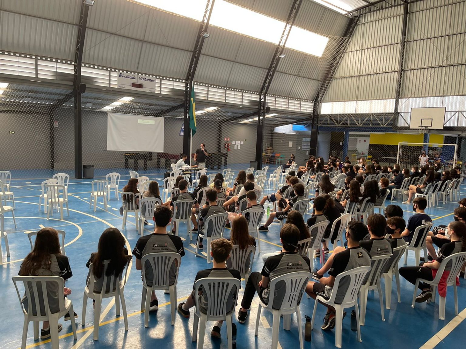 Delegado da Polícia Civil ministra palestra antidrogas a alunos do ensino médio da escola de colégio da Capital