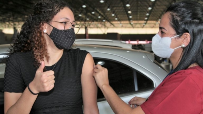Adolescentes de 12 a 17 anos podem receber a segunda dose da vacina na Capital