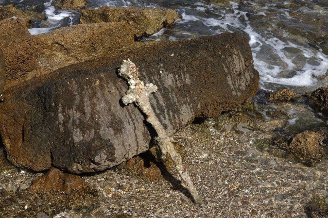 Com snorkel, mergulhador encontra espada de cavaleiro das Cruzadas