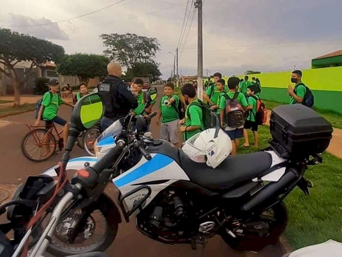 Policiais Militares interagem com crianças em Dourados