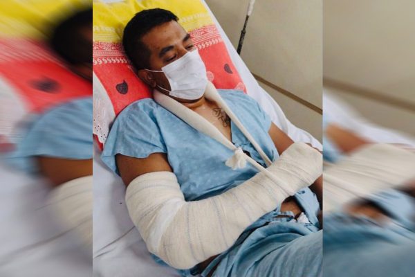 Homem cansa de esperar que o papel do governo seja feito e ele compra material próprio para cirurgia