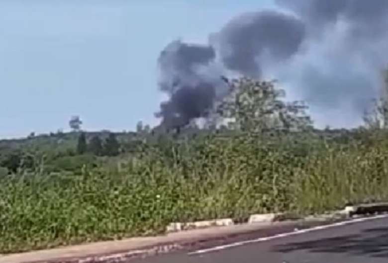 Avião cai e bombeiros tentam conter fogo no local do acidente