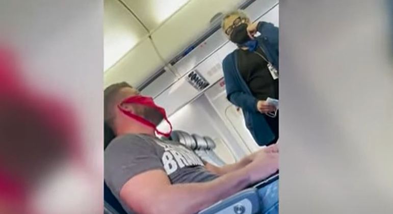 homem usa calcinha no lugar da máscara e é expulso de voo no EUA 