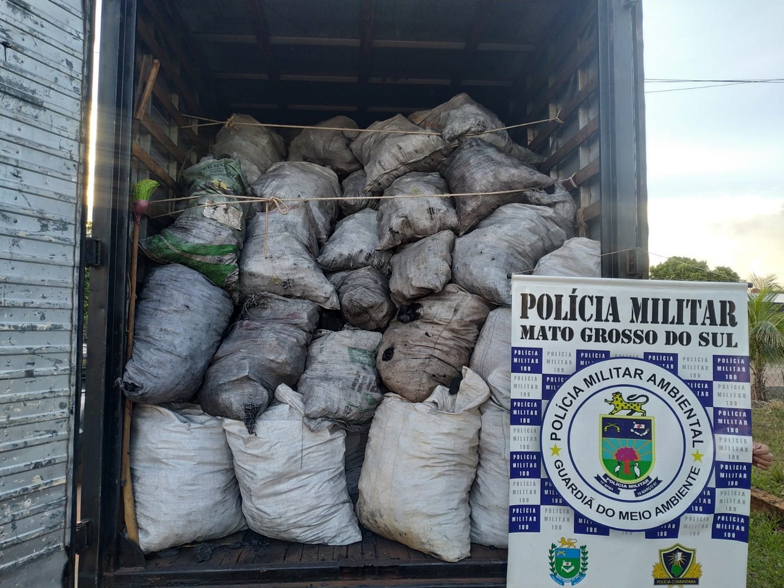 Carvoeiro é multado em R$ 63 mil e caminhão baú com carga ilegal é apreendido