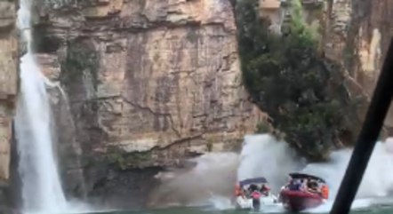 Rocha atinge pelo menos três lanchas em Capitólio (MG)