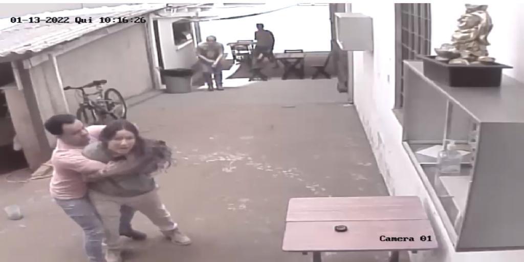 VÍDEO: Jovem é espancada por causa de placa