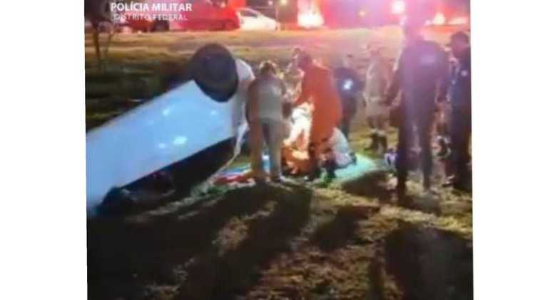 Roubo de carro, perseguição pela PM e capotamento de veículo no Distrito Federal