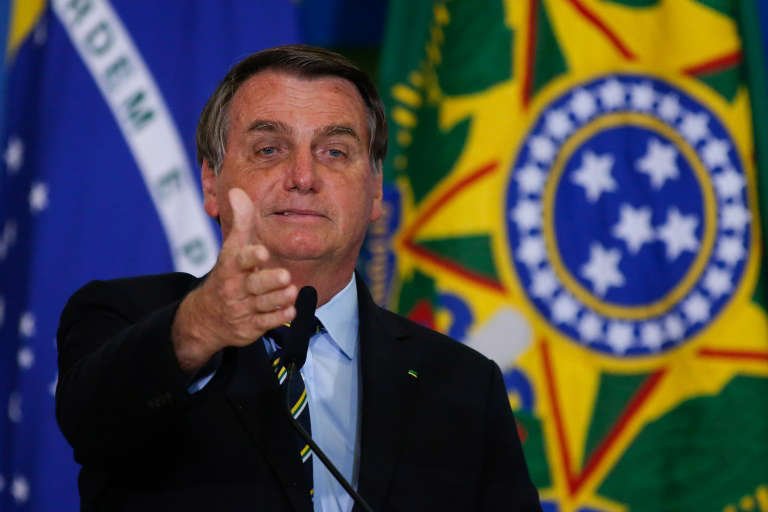 Bolsonaro autoriza aumento de 33% para professores