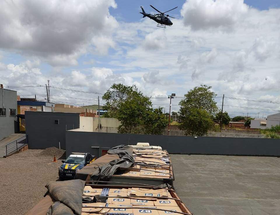 Com helicóptero, polícia intercepta 50 mil pacotes de cigarro em rodovia