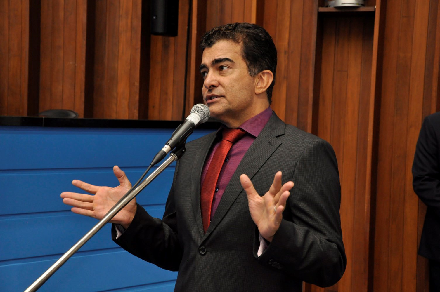 Marçal cobra aquisição de unidade móvel odontológica em Dourados