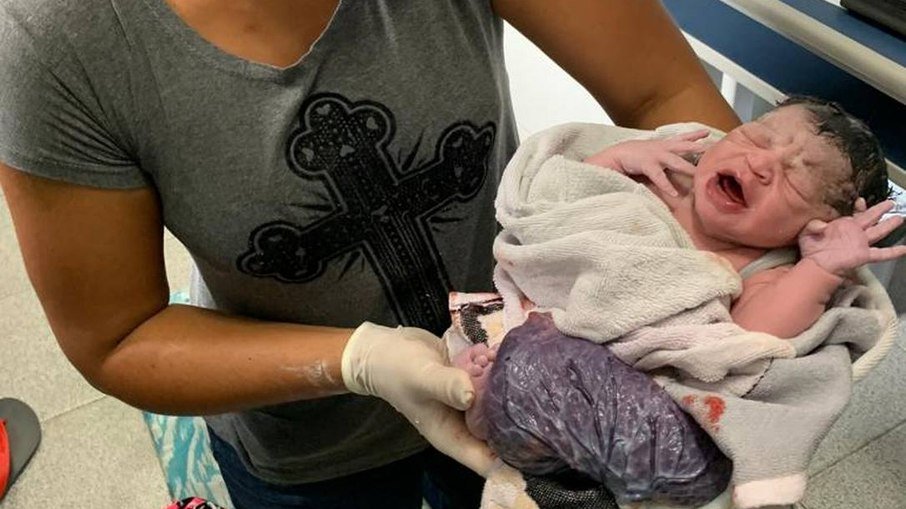Jovem dá à luz em ponto de apoio para desabrigados em Petrópolis