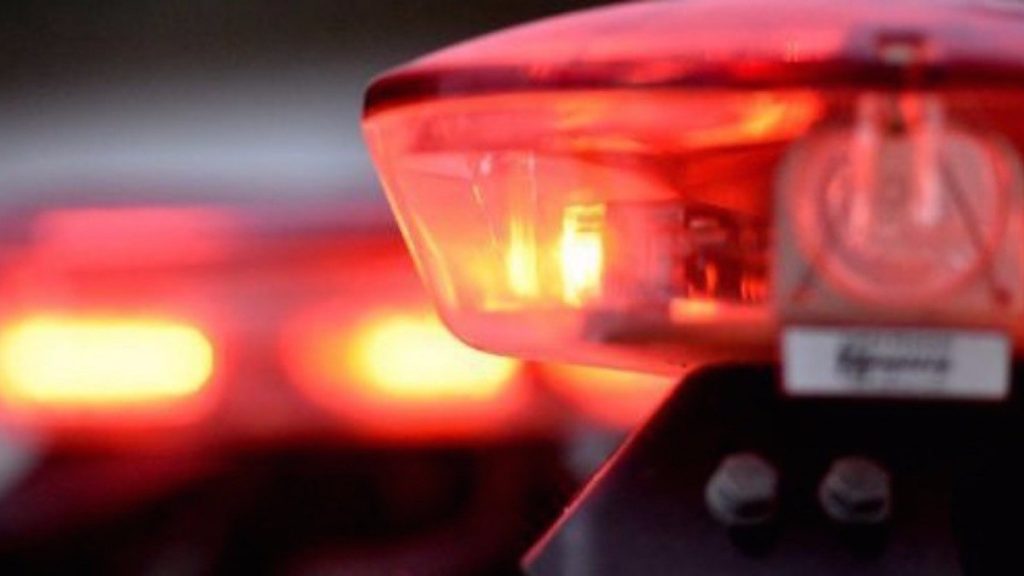 Bêbado, homem é preso por dormir em carro aberto com filha de 3 anos