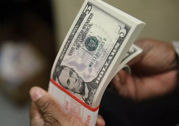 Dólar mantém queda e chega a R$ 4,90