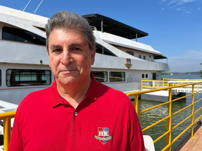 Carlos Nascimento inaugura iate para navegar no rio Tietê