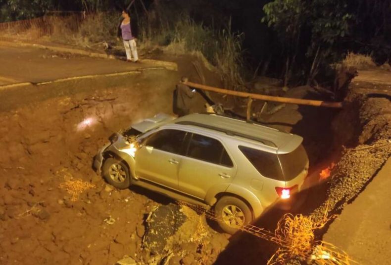 Caminhonete cai em cratera aberta pelas chuvas em Dourados