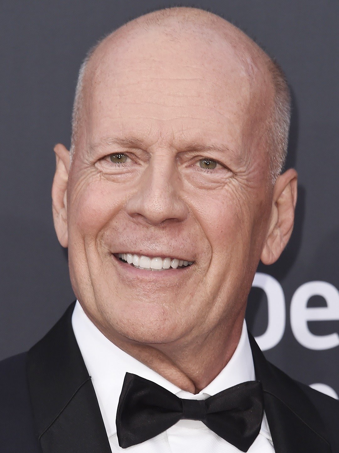 Bruce Willis se aposenta da atuação após diagnóstico de afasia, diz família
