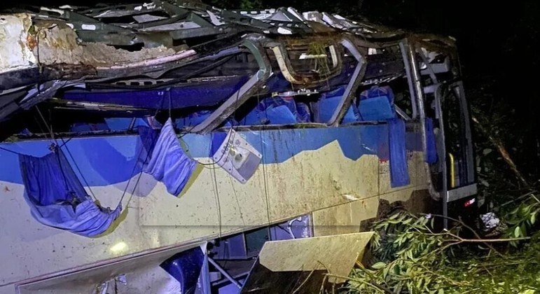 Ônibus com trabalhadores sai de Três Lagoas e cai em ribanceira no PR