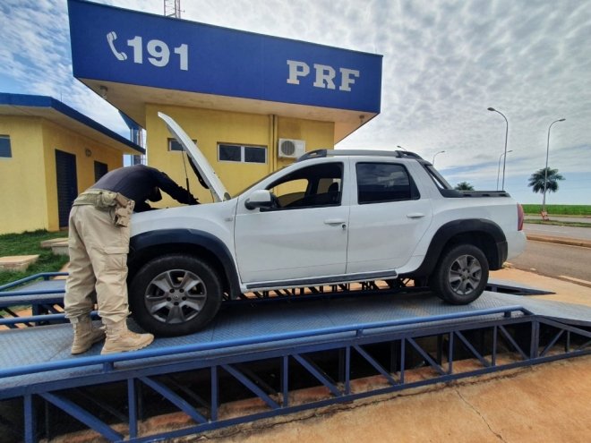 Dupla com carro roubado e drogas é presa pela PRF