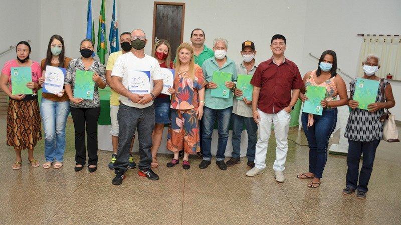 Prefeitura entrega títulos de regularização fundiária a diversas famílias em Fátima Sul