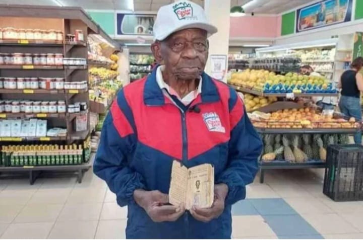 Homem de 104 anos ainda trabalha com carteira assinada 