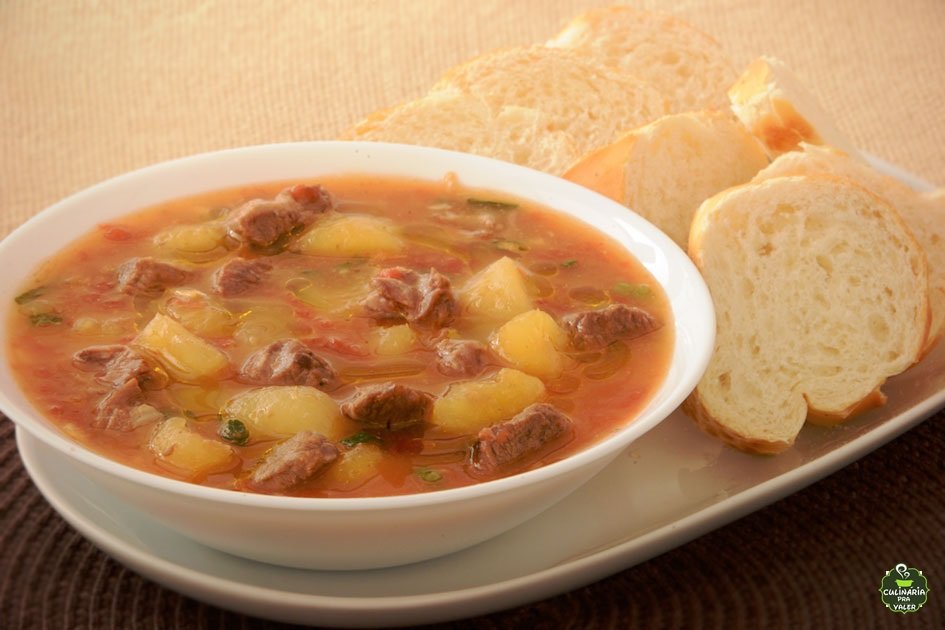 Receita deliciosa e quentinha para espantar o frio: Sopa de mandioca com carne cremosa