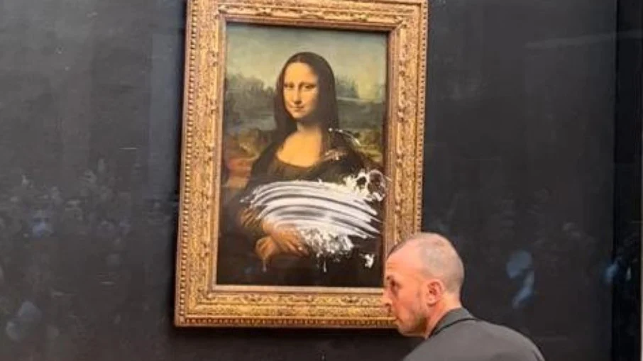 Visitante disfarçado atira bolo em quadro da Monalisa no Louvre
