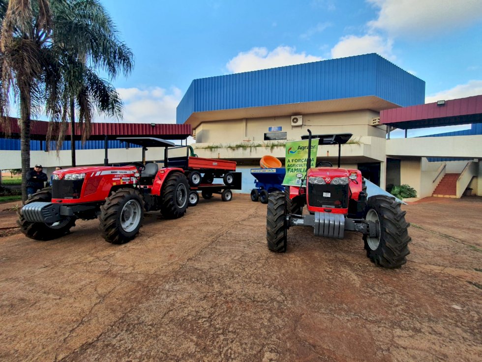  Prefeito Alan entrega maquinários agrícolas para comunidades de pequenos produtores