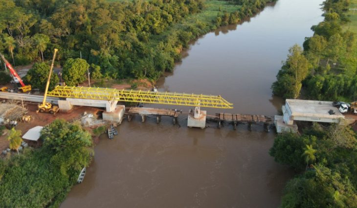 MS-274: Construção de ponte sobre o Rio Dourados avança com lançamento de vigas