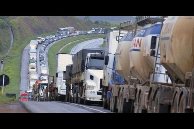 Caminhoneiros começam a receber benefício emergencial nesta terça-feira