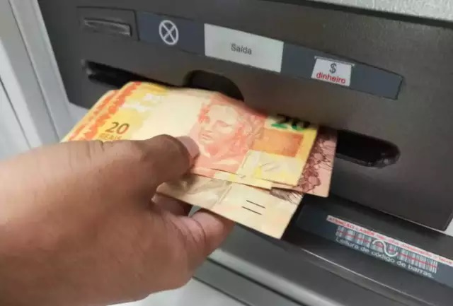 Número de famílias com Auxílio Brasil é 5 vezes maior que vagas de emprego em MS