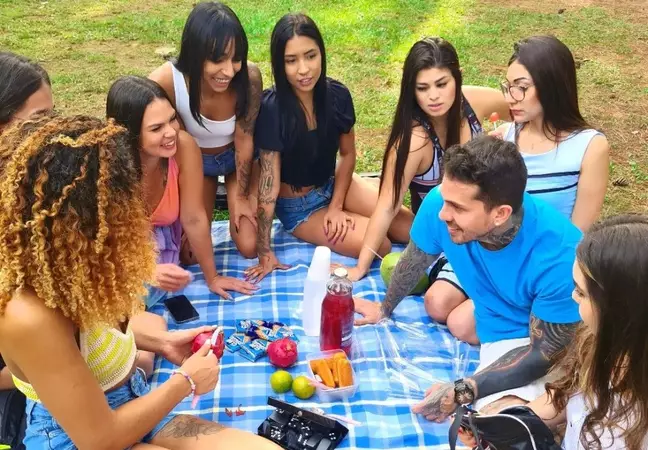 Brasileiro com oito esposas tem casa pichada: Família do demônio