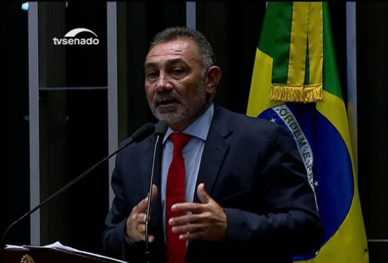 Filha adolescente acusa senador de estupro