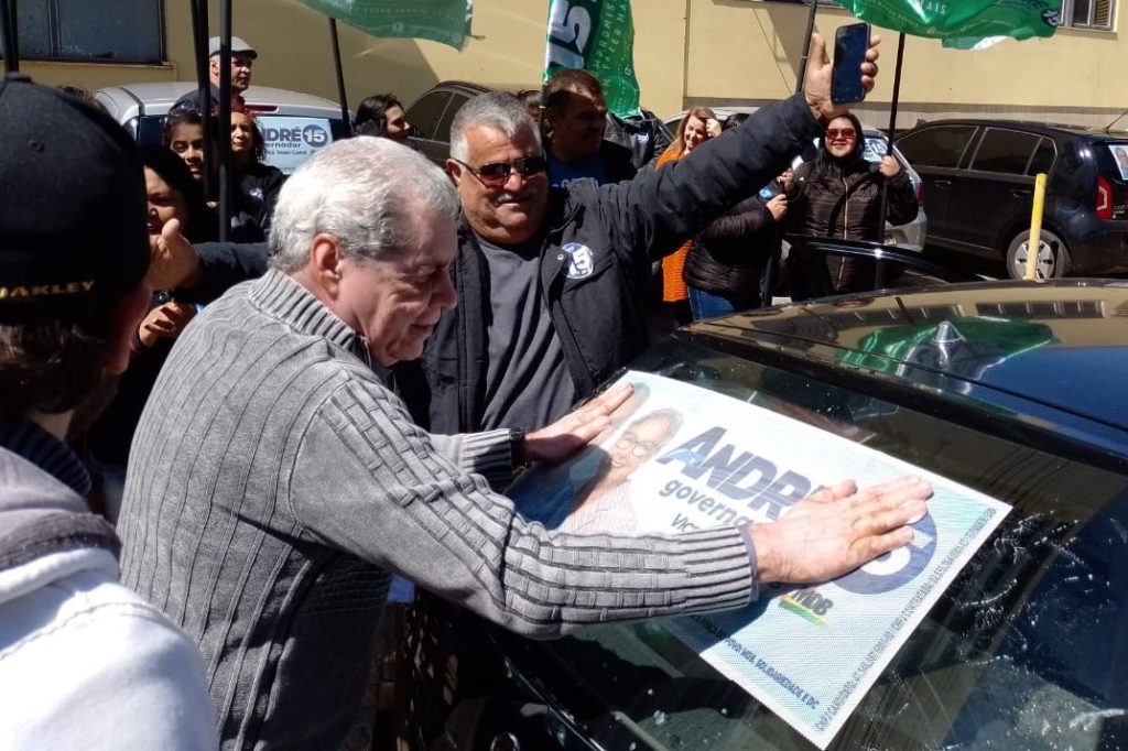 André participa de “adesivaço” em Campo Grande