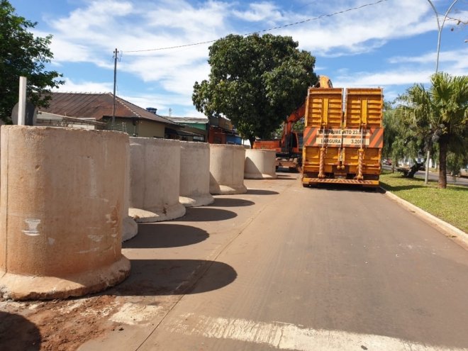 Instalação de tubos de drenagem desvia trânsito nas ruas de Ponta Porã