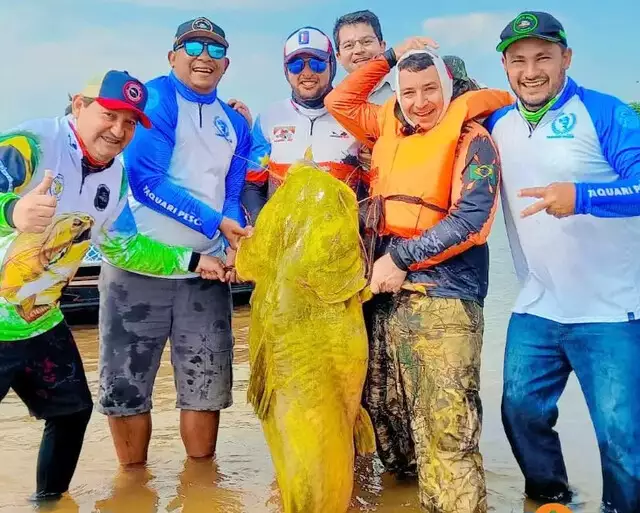 Comandante da PM pesca jaú de 90 quilos engasgado com pacu em rio